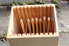 523